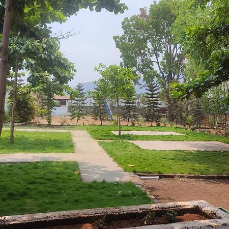Hotel Metro Palace Resort Karjat Eksteriør billede