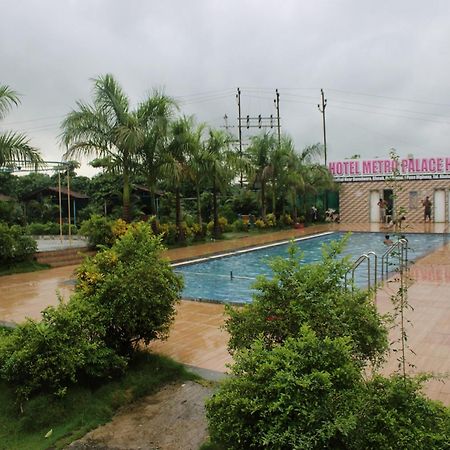 Hotel Metro Palace Resort Karjat Eksteriør billede