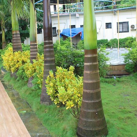Hotel Metro Palace Resort Karjat Eksteriør billede