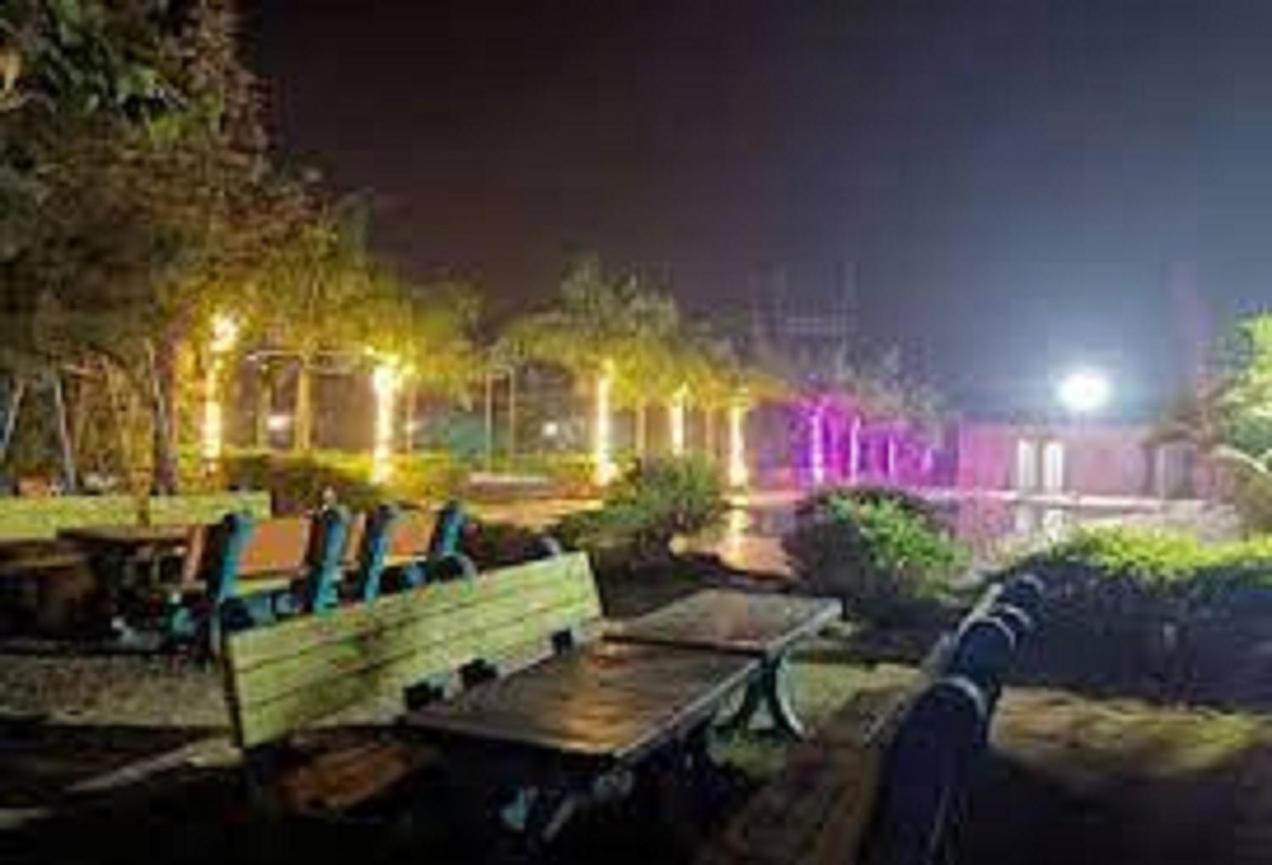 Hotel Metro Palace Resort Karjat Eksteriør billede
