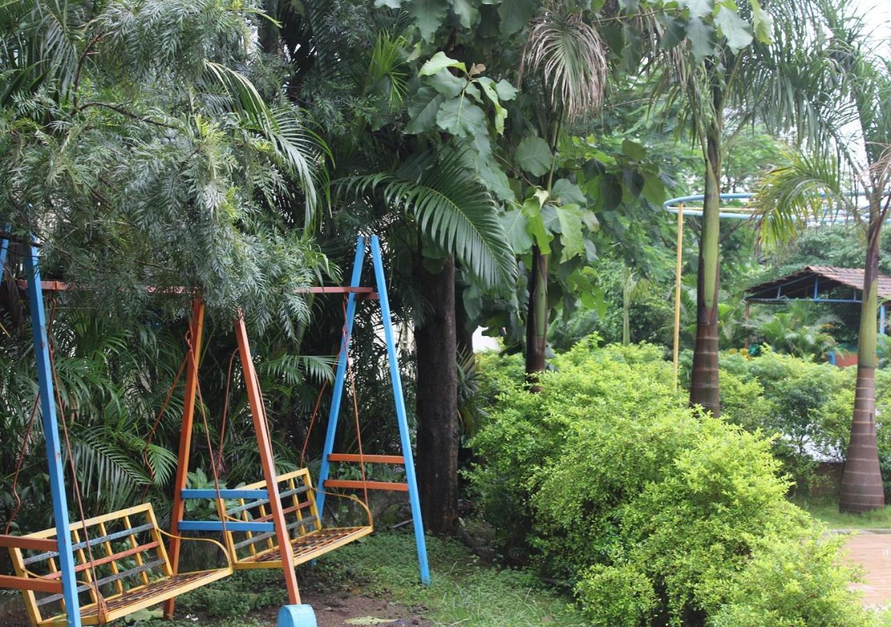 Hotel Metro Palace Resort Karjat Eksteriør billede