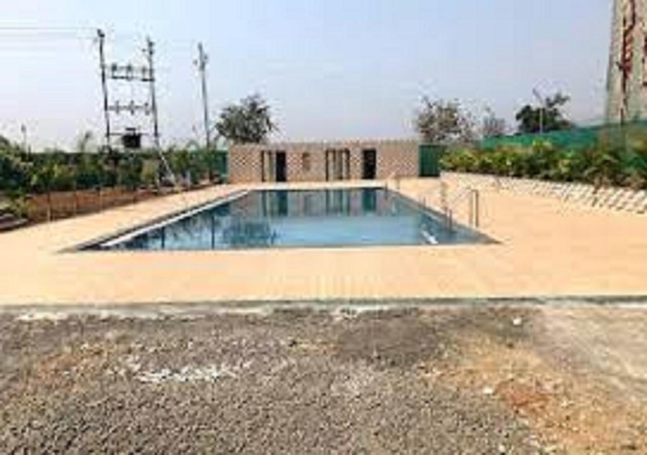 Hotel Metro Palace Resort Karjat Eksteriør billede