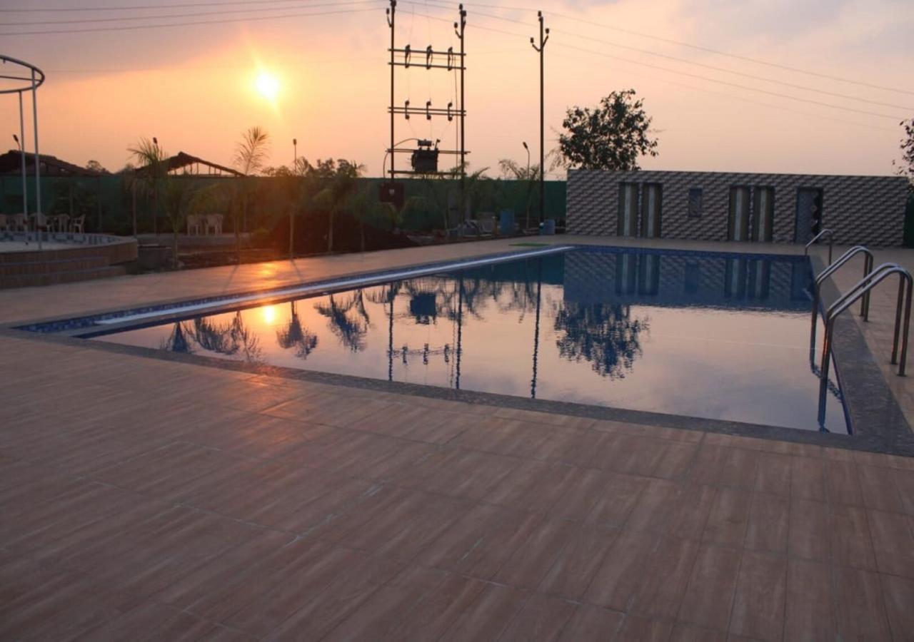 Hotel Metro Palace Resort Karjat Eksteriør billede