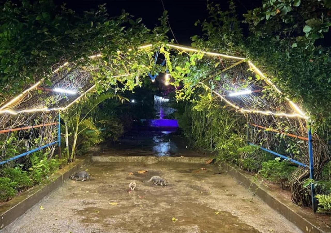 Hotel Metro Palace Resort Karjat Eksteriør billede