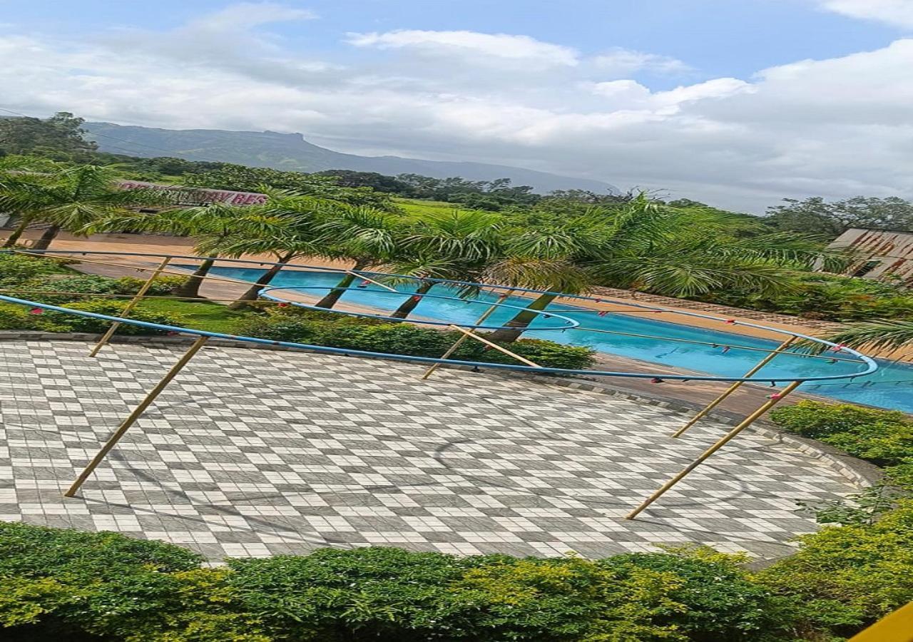 Hotel Metro Palace Resort Karjat Eksteriør billede