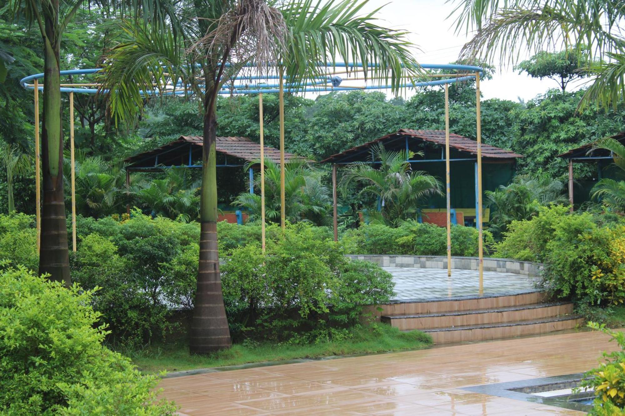 Hotel Metro Palace Resort Karjat Eksteriør billede