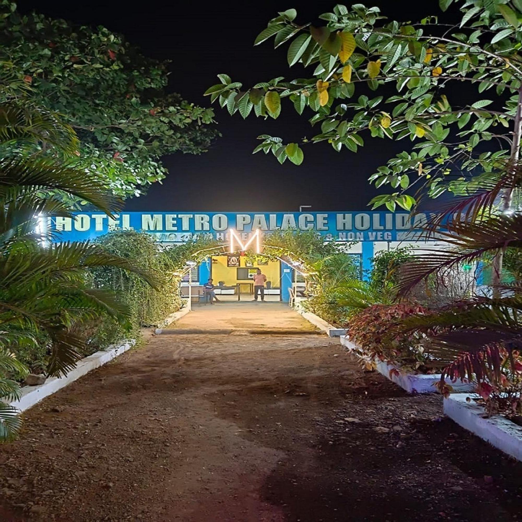 Hotel Metro Palace Resort Karjat Eksteriør billede